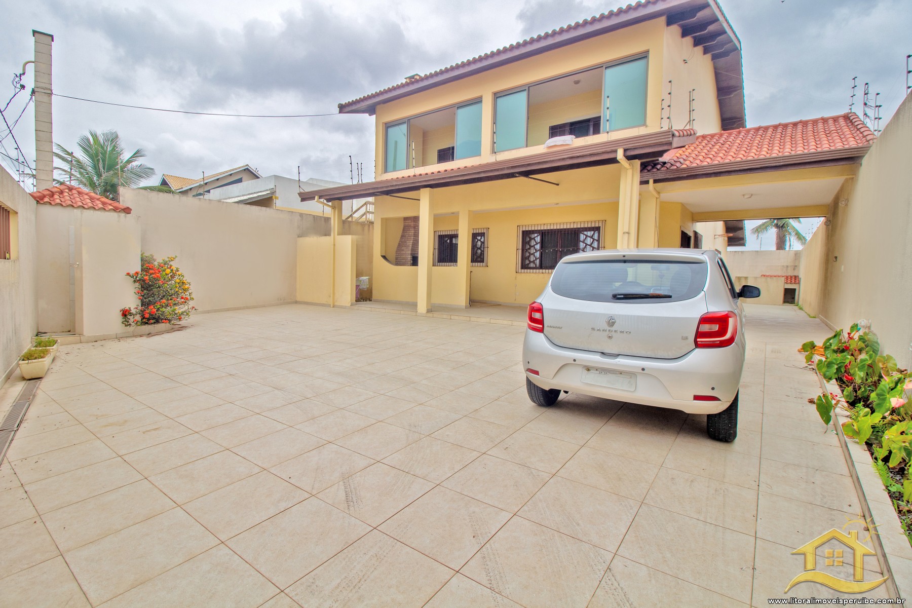 Casa (sobrado) com 5 suítes de frente para o mar