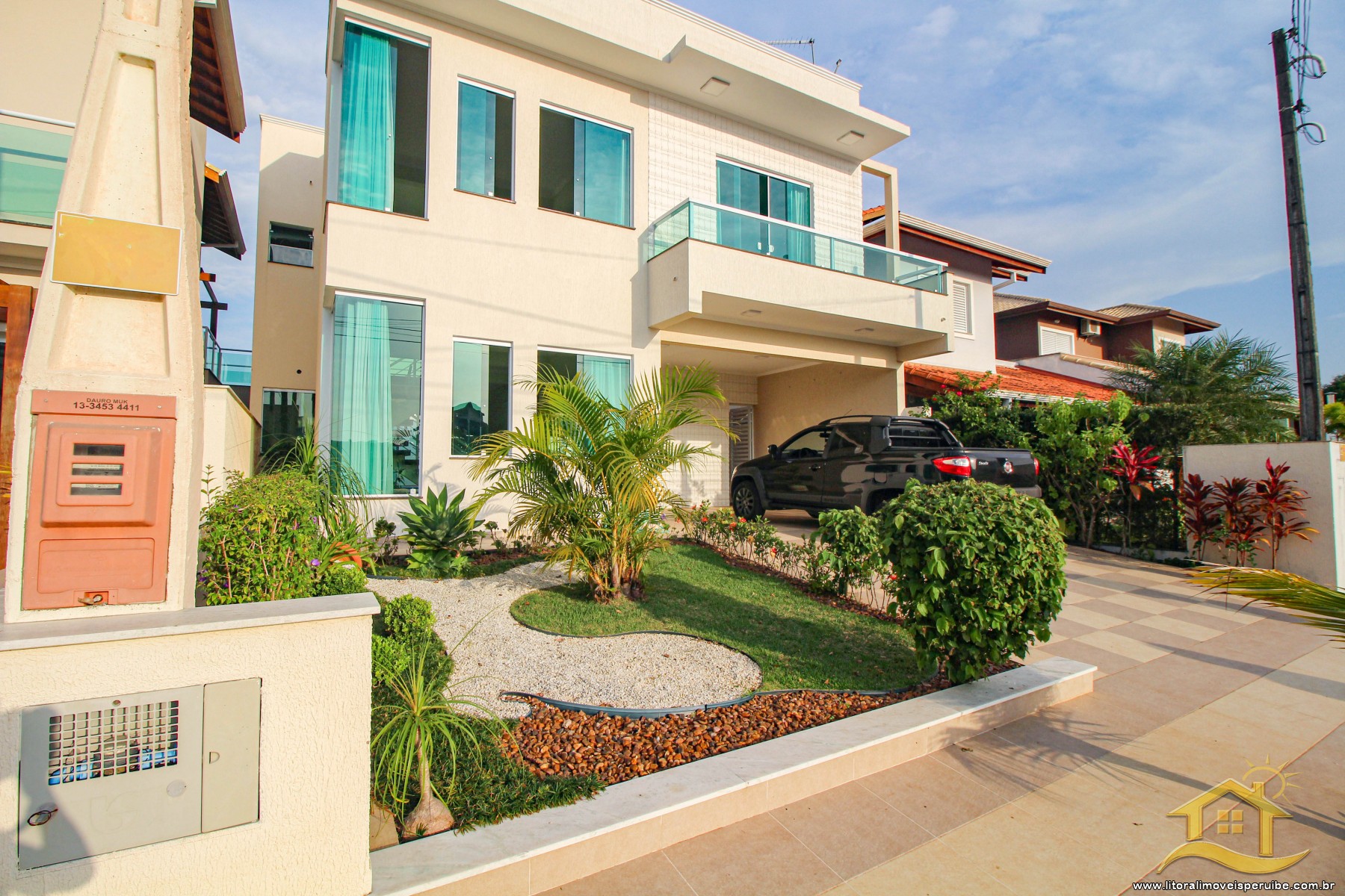 Casa sobrado em residencial fechado, piscina, com 4 dormitórios (3 suíte) a 1500 metros da praia.