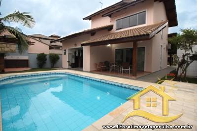 Excelente casa com 3 dormitórios, sala 2 ambientes, cozinha planejada, garagem 3 carros e PISCINA