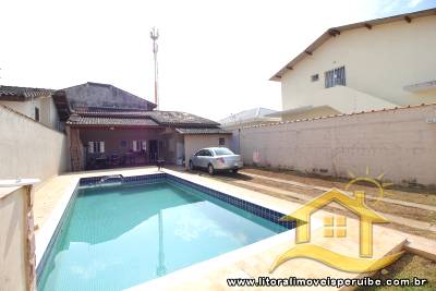 Casa térrea com 2 dormitórios (1 suíte) , sala , cozinha á 500 metros da praia.