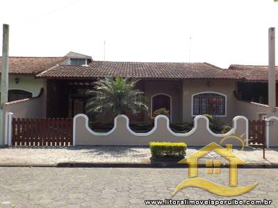 Casa Térrea Com 3 Dormitórios E Edícula A 500 Metros Da Praia.
