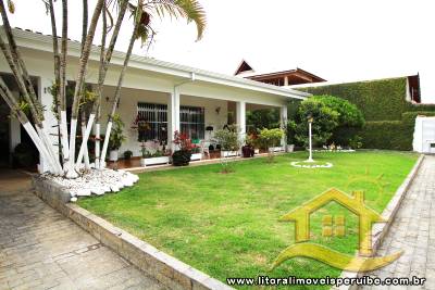 Casa com 3 dormitórios (sendo 1 suíte) a 1000 metros da praia.