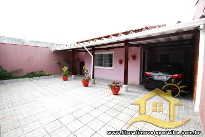 Casa com 2 dormitórios (sendo 1 suíte) a 900 metros da praia.
