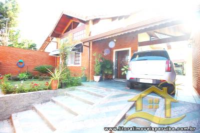 Casa com 5 dormitórios (sendo 2 suíte) a 900 metros da praia.