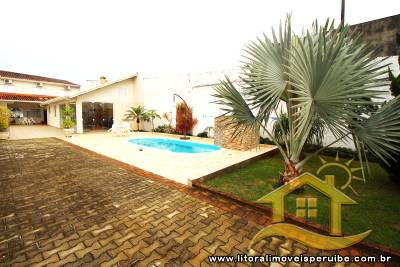 Casa com 3 dormitórios (sendo 1 suíte) a 600 metros da praia.