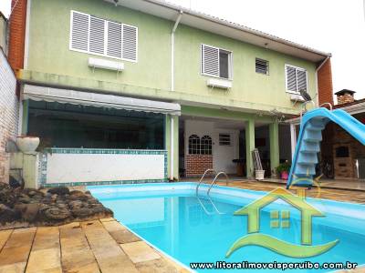 Casa com 3 dormitórios (1 suíte) a 800 metros da praia