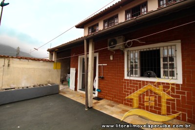 Casa sobreposta com 3 dormitórios ( 3 suítes) a 2000 metros da praia