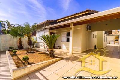 Casa Terrea 3 Dormitórios Com Piscina