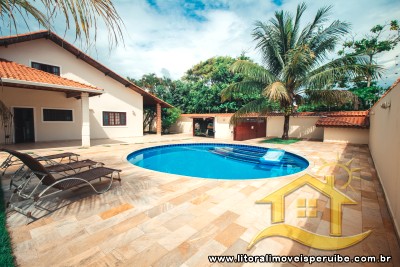 Casa com piscina 3 dormitórios sendo 1 suíte, a 300 m praia