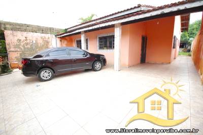 Casa com 3 dormitórios (uma suíte),vaga para 5 carros na garagem