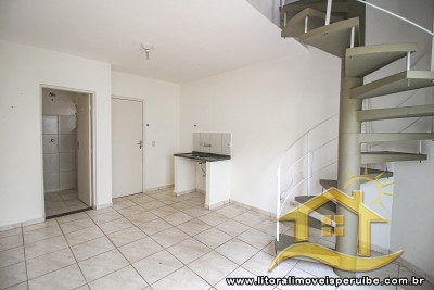 apartamento com sala e cozinha conjugada e dormitório na parte superior .