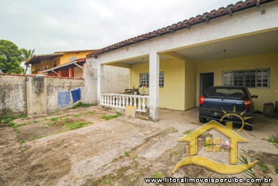 Casa com 03 dormitórios( sendo 02 suite) a 700 metros da praia.