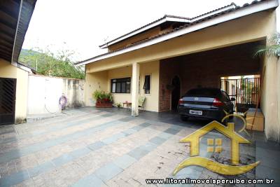 Casa com 7 dormitórios (sendo 2 suítes) a 300 metros da praia