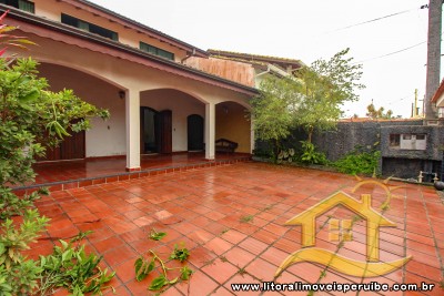 Casa (Sobrado) com 6 dormitórios sendo 1 suíte, a 200 m praia