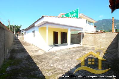 Casa térrea com 3 dormitórios ( 1  suítes) a 700 metros da praia.