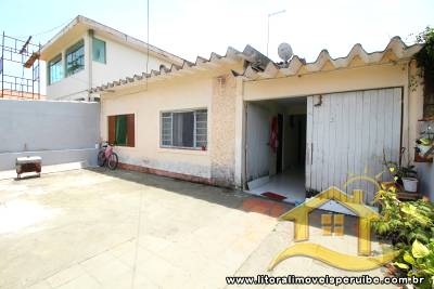 Casa térrea com 2 dormitórios  a  600 metros da praia.