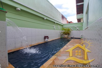 Casa térrea com piscina e hidro, com 3_ dormitórios (1 suítes) a 400 metros da praia.