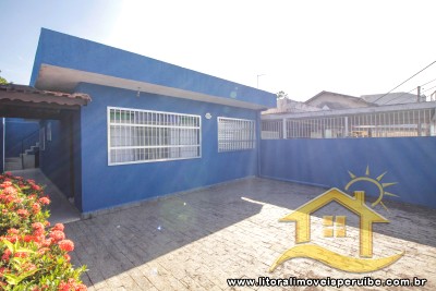 Casa térrea com 2 dormitórios a  1200 metros da praia.
