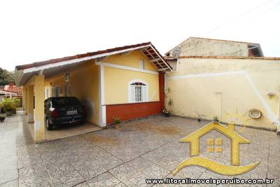 Casa com 3 dormitórios a 700 metros da praia.