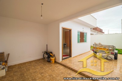 Casa com 2 dormitórios (1 suítes) a 1500 metros da praia.