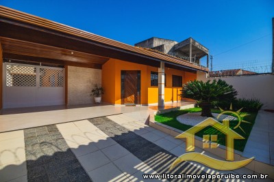 Casa com 03 dormitórios e edicula