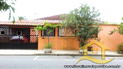 Casa com 3 dormitórios a 200 metros da praia