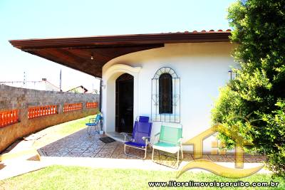 Casa com 3 dormitórios( sendo 02 suítes) a 700 metros da praia.