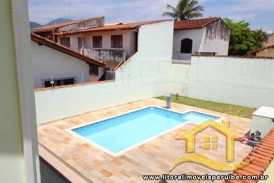 Sobrado com 4 dormitórios (sendo 3 suítes) a 100 metros da praia.