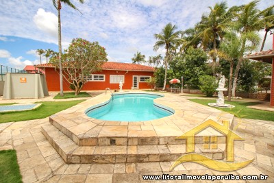 Casa térrea com piscina, com 3 dormitórios ( 3 suítes) a 800 metros da praia.