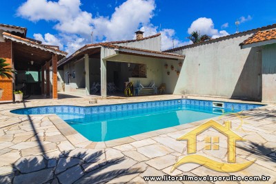 Casa térrea com piscina, com 3 dormitórios ( 3 suítes) 2 lotes a 2500 metros da praia.